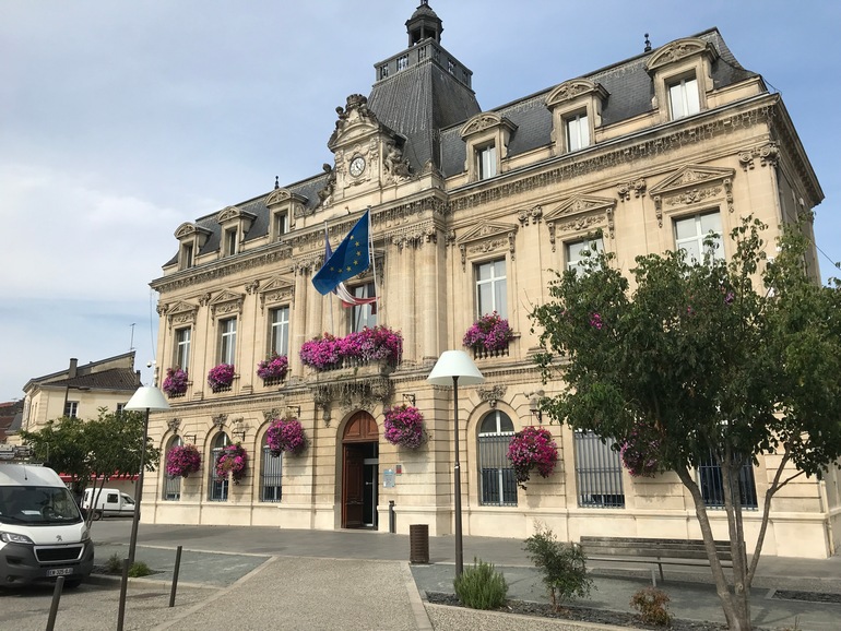 Fleurig gemeentehuis in Coutras